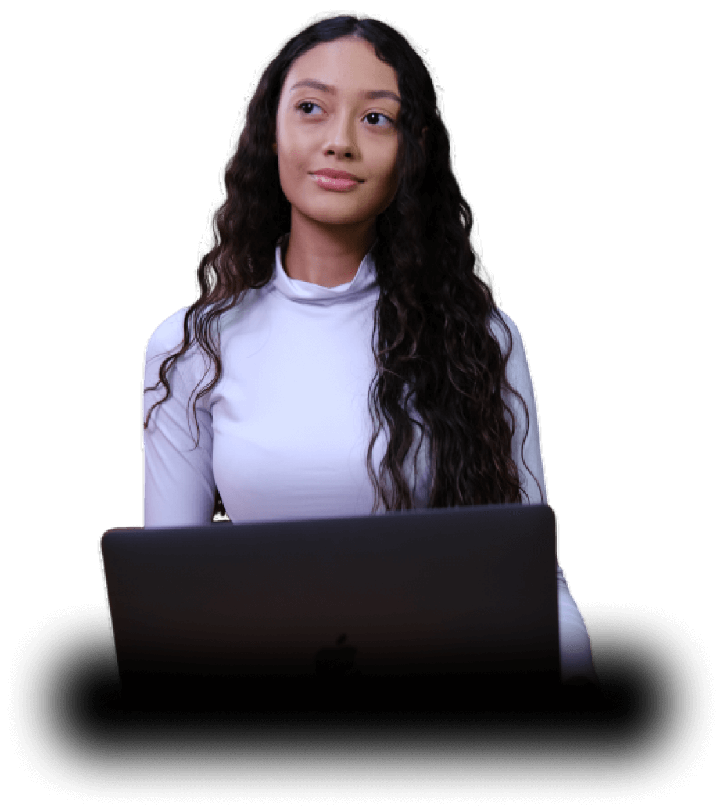 Foto da profissional Mariana Ferreira com um notebook